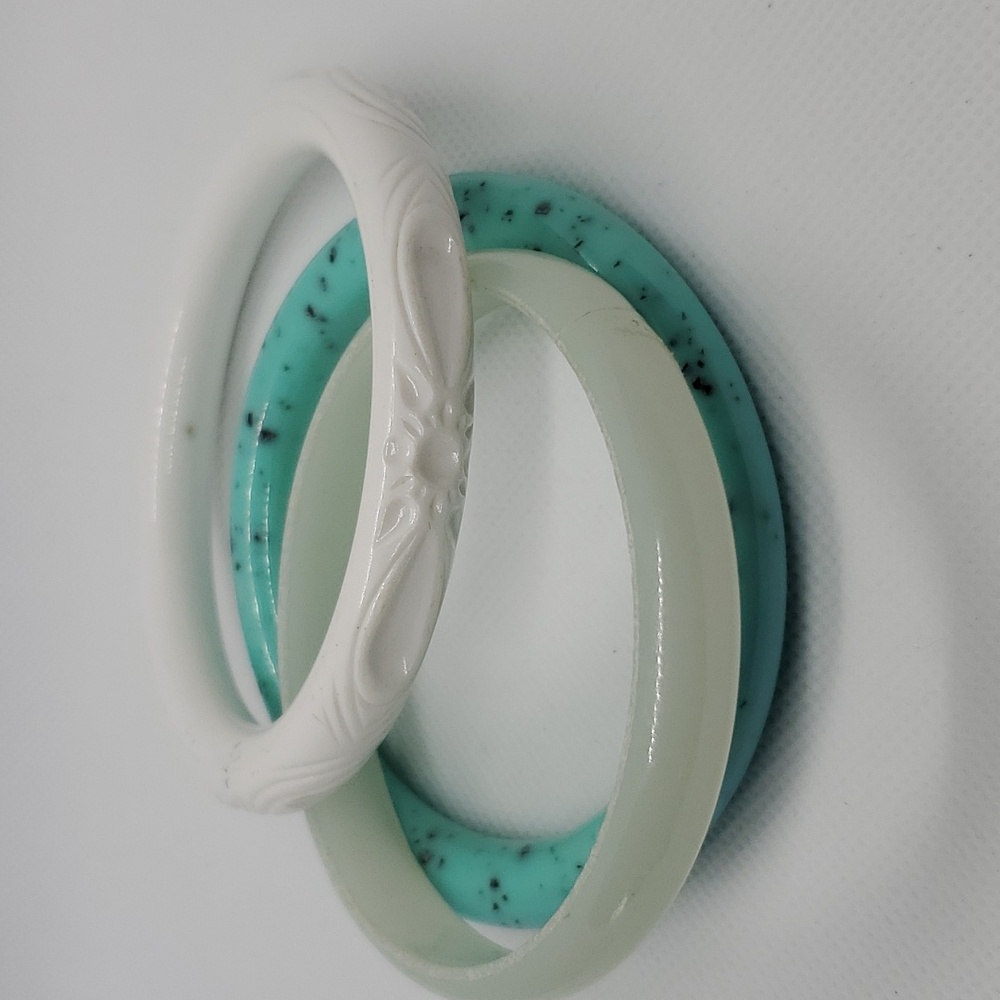 Set of 3 Vintage Lucite Bangles